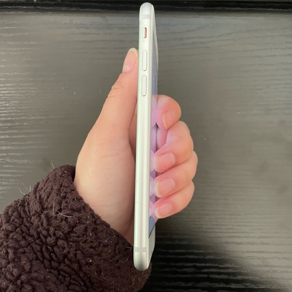 iPhone 7 with USB cord - Picture 5 of 6